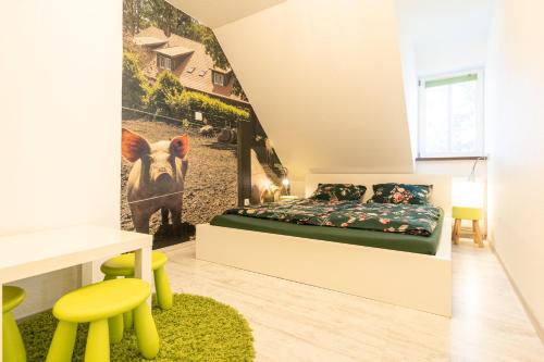 ein Schlafzimmer mit einem Bett und einem Poster einer Kuh in der Unterkunft Ramakers Hof in Kirchlinteln