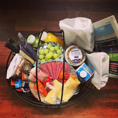 ein Korb mit Lebensmitteln auf einem Tisch in der Unterkunft B&B Diepzicht in Dokkum