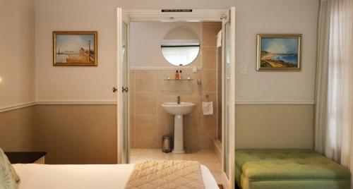 ポートエリザベスにあるFifth Avenue Beach Houseのシャワーと洗面台付きのバスルーム