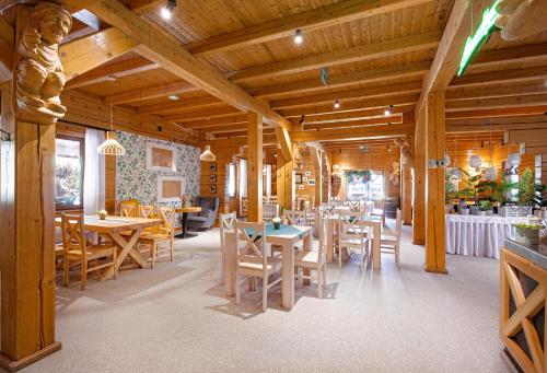 斯托尼拉斯奇的住宿－Karczma Czarna Góra - Czarna Góra Resort，餐厅设有木制天花板和桌椅