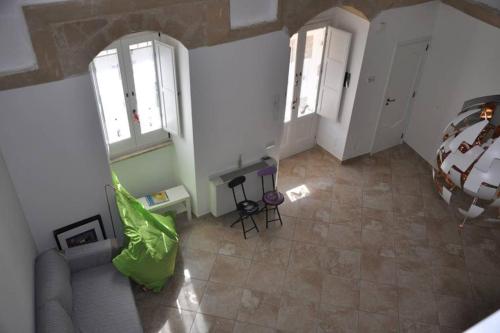 an overhead view of a living room with a couch and windows at La Sassolina appartamento in Matera