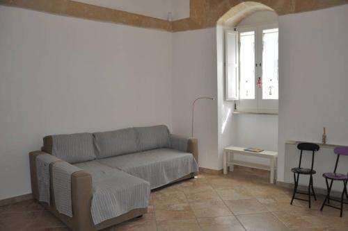 a living room with a couch and a table at La Sassolina appartamento in Matera