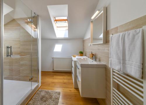 y baño con lavabo y ducha. en Apartments Rybná, en Praga