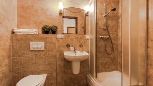 uma casa de banho com um chuveiro, um WC e um lavatório. em VacationClub – Okrzei 1B Apartament 19 em Karpacz