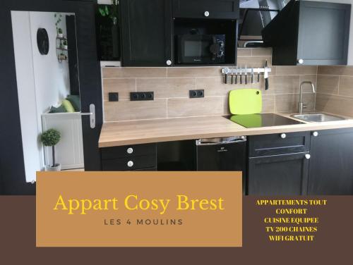 een afbeelding van een keuken met een bord dat zegt apr agent knus best minder bij Appart Cosy Brest (Les 4 moulins) in Brest