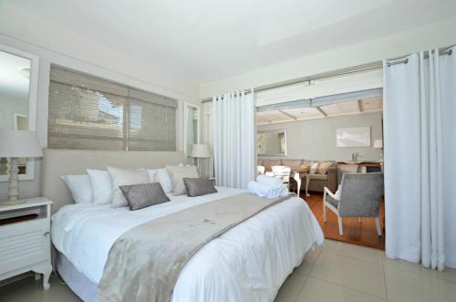 Katil atau katil-katil dalam bilik di White Waves Beach House
