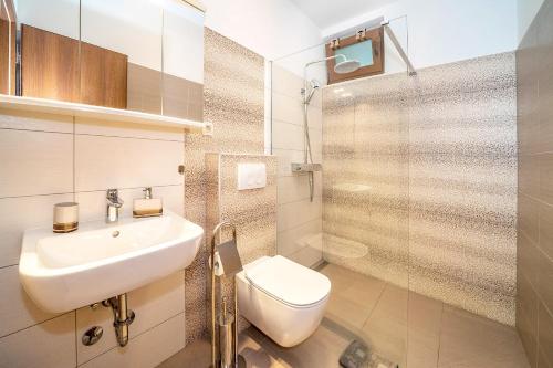 un bagno con lavandino, WC e doccia di Apartmant Ivan a Malinska