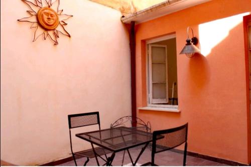 a patio with a table and chairs and a window at Sentieri Sul Mare in Manarola