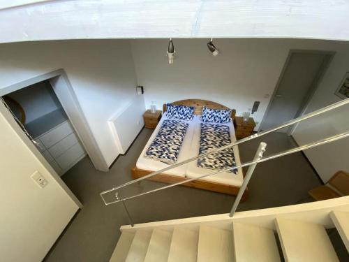 阿爾皮斯巴赫的住宿－Haus Höhneck 1，一间位于阁楼的小型客房,配有两张床