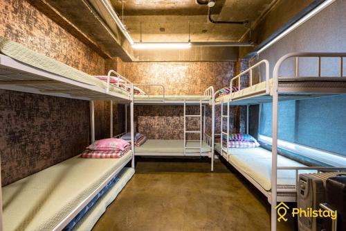 a room with two bunk beds in a building at Mamas and Papas Guesthouse and Apartments in Seoul in Seoul