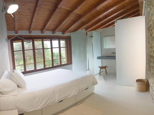 Un dormitorio con una cama grande y una ventana en Casa Rural Madariaga en Artea