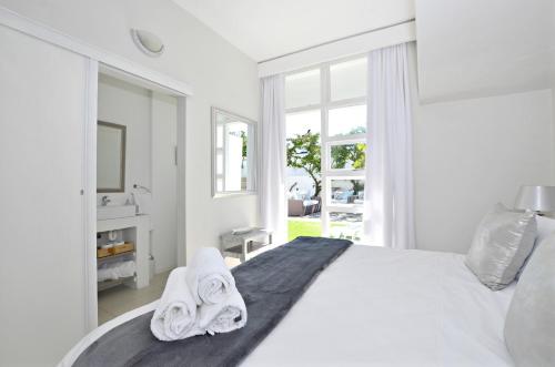 Un pat sau paturi într-o cameră la White Waves Beach House