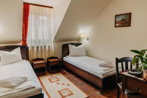 Giường trong phòng chung tại Páva City
