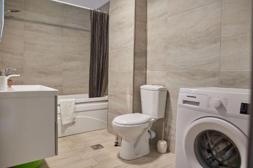 Et badeværelse på Sea and Pool View apt Spa n Pools beach resort