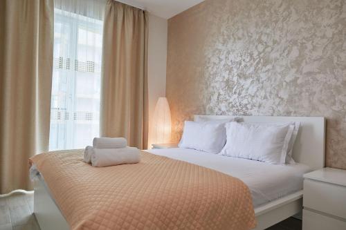 En eller flere senge i et værelse på Sea and Pool View apt Spa n Pools beach resort