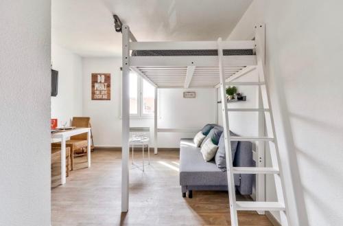 ein Zimmer mit Etagenbett und Schreibtisch in der Unterkunft Studio avec piscine, proche plages in Bandol