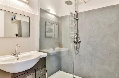 ein Badezimmer mit Waschbecken und Dusche in der Unterkunft Studio avec piscine, proche plages in Bandol