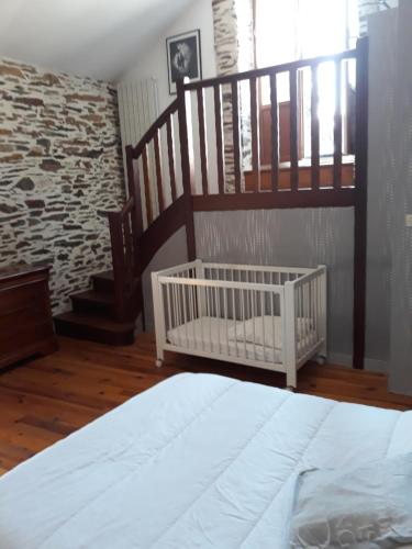 - une chambre avec un lit bébé et un escalier dans l'établissement Chambres d'hôtes vue panoramique proche de Carcassonne, à Villardonnel