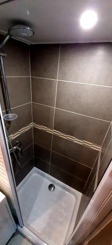 une salle de bain avec douche et baignoire dans l'établissement Studio 3 étoiles le 102, Aix les bains centre Thermes Palace le Beau Site, à Aix-les-Bains