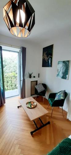 un salon avec une table et deux chaises dans l'établissement Studio 3 étoiles le 102, Aix les bains centre Thermes Palace le Beau Site, à Aix-les-Bains
