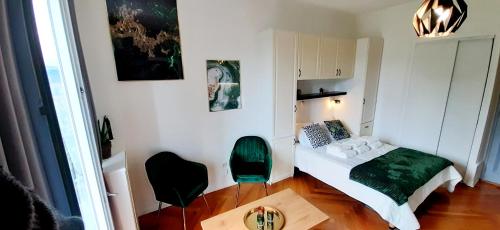 Un pat sau paturi într-o cameră la Studio 3 étoiles le 102, Aix les bains centre Thermes Palace le Beau Site
