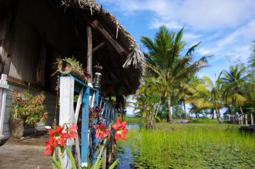 a house with flowers on the front of it at Hotel le Lagon in Foulpointe