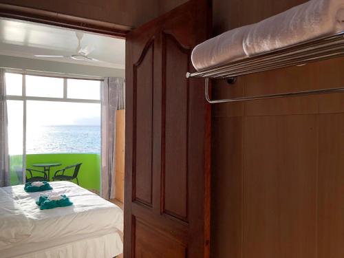 Postel nebo postele na pokoji v ubytování IRIS Beach Residence