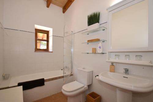 Phòng tắm tại Villa Calderitx