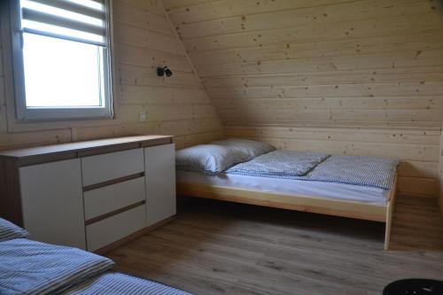 a small room with two beds in a cabin at DomkiToTu in Jarosławiec