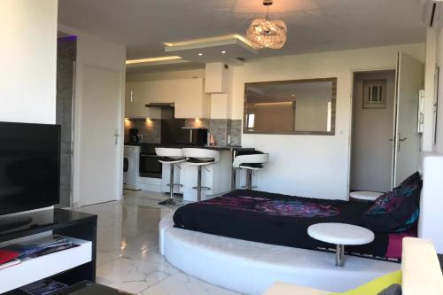 un salon avec un canapé et une cuisine dans l'établissement Naturiste Cap d'Agde Natura Beach 111, au Cap d'Agde