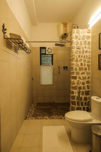 a bathroom with a shower and a toilet at Tathastu Pench in Khawāsa
