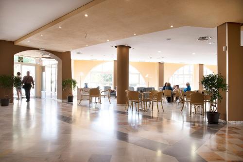 - un hall avec des tables et des chaises dans l'établissement Ele Andarax, à Aguadulce