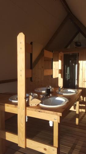 a group of four sinks in a room at La P'tite ferme de la Vie in Survie