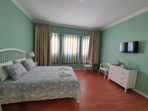 Кровать или кровати в номере Inn Faro - Casa Amarela - Guest House