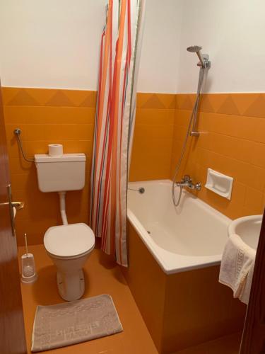 Et badeværelse på Hotel Garni Haus am Wald