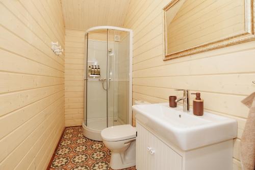 un bagno con wc, lavandino e doccia di Brīvdienu mājas Olīvas a Jūrkalne