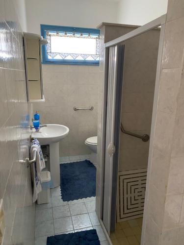 łazienka z umywalką i toaletą w obiekcie Ca' Basilio w mieście Taglio di Po