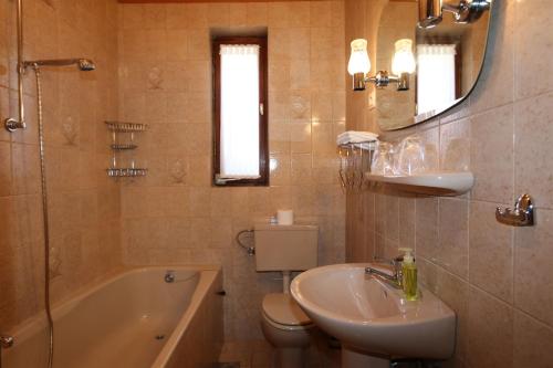 łazienka z umywalką, toaletą i wanną w obiekcie Apartment Drpic I w mieście Šilo