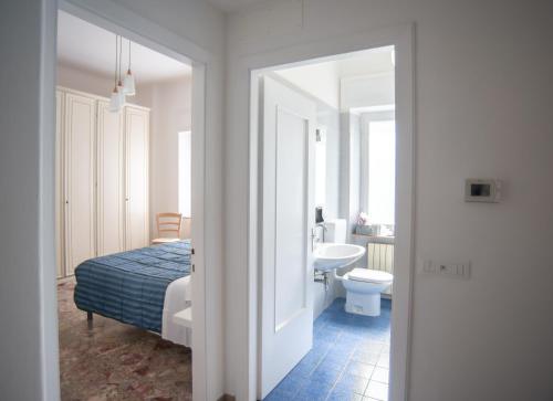 a bathroom with a bed and a toilet and a sink at Appartamento Arcobaleno in Levanto