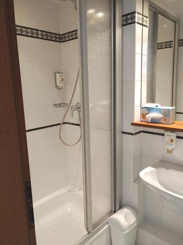 Bilik mandi di AKZENT Hotel Berg's Alte Bauernschänke- Wellness und Wein