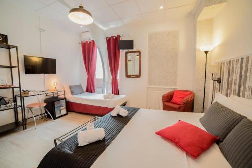 a living room with a bed and a room with a bed sqor at Galleria Frascati Rooms and Apartment in Frascati