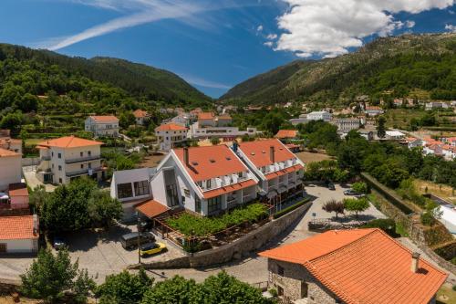 una vista aérea de una ciudad en las montañas en Hotel Berne, en Manteigas