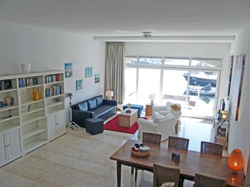 a living room with a couch and a table at Vakantieappartement de Kabbelaar in Ouddorp