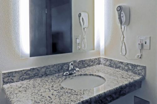 bagno con lavandino, specchio e telefono di Quality Inn & Suites Everett a Everett