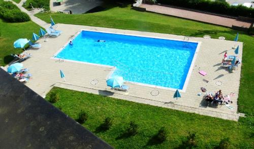 Bazén v ubytování Penthouse Tgesa Tgampi T33 nebo v jeho okolí
