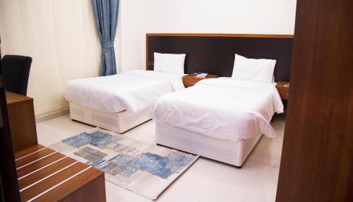Кровать или кровати в номере Rama Yanbu Hotel-Suite