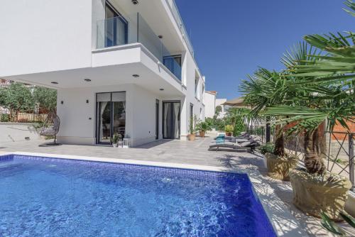 Luxury Villa -Heated Pool -Jacuzzi