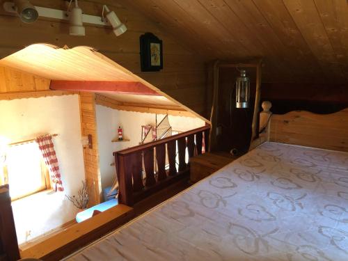 ein Schlafzimmer mit einem großen Bett in einer Hütte in der Unterkunft Ferienhaus Möwenherz in Pruchten