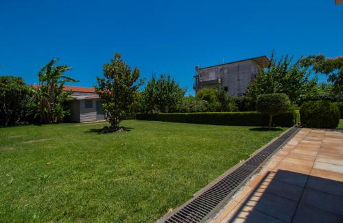 Κήπος έξω από το Villa Magoula