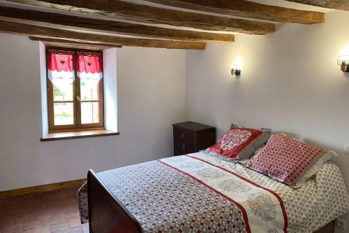 - une chambre avec un lit et une fenêtre dans l'établissement CHARMANTE MAISON DE CAMPAGNE DU 17ème siècle à Lilette avec Jacuzzi et proche rivière, à Buxeuil